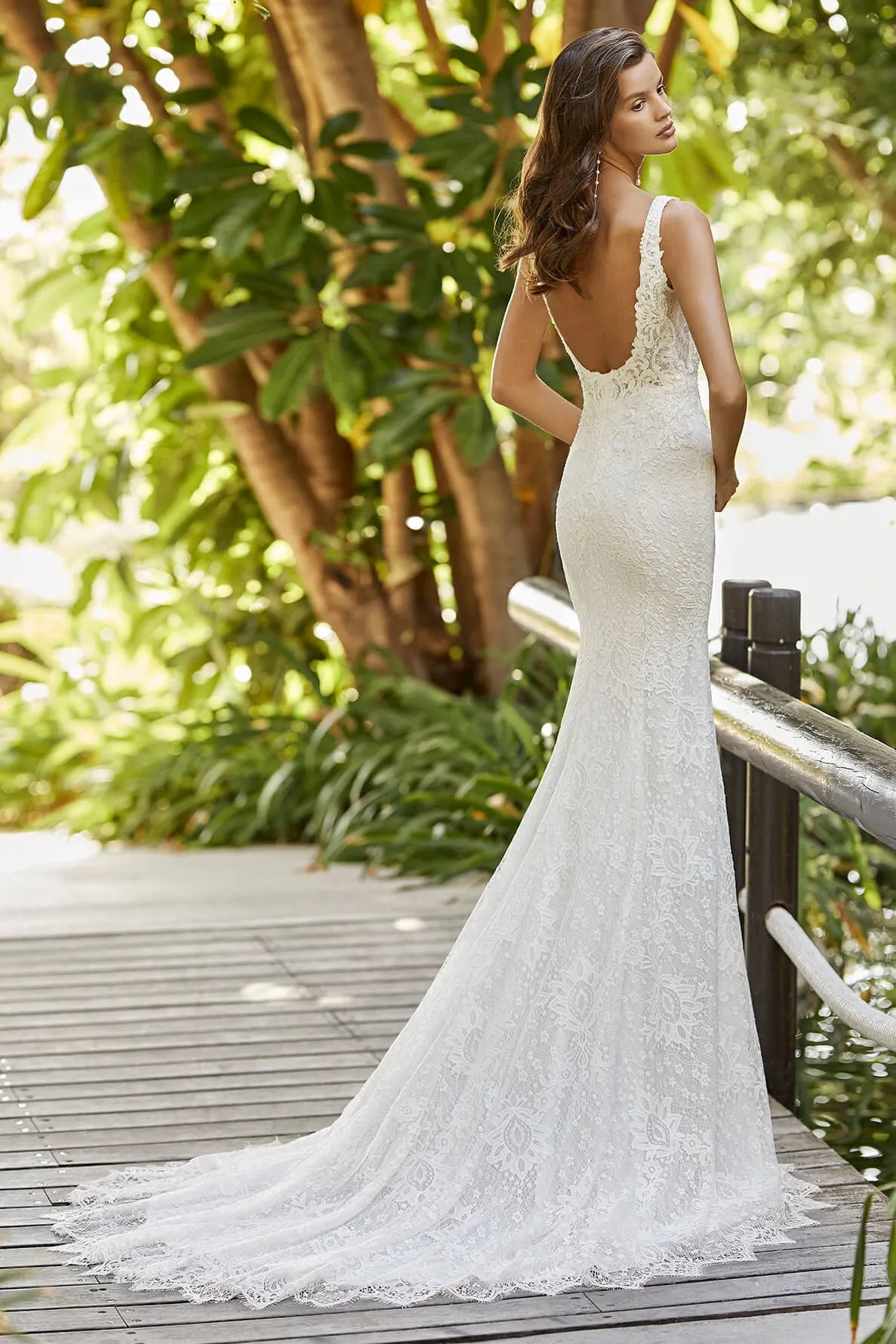 Elegant Sleeveless And Open Back V-neck Lace Mermaid Wedding Dress With Court Train-715885