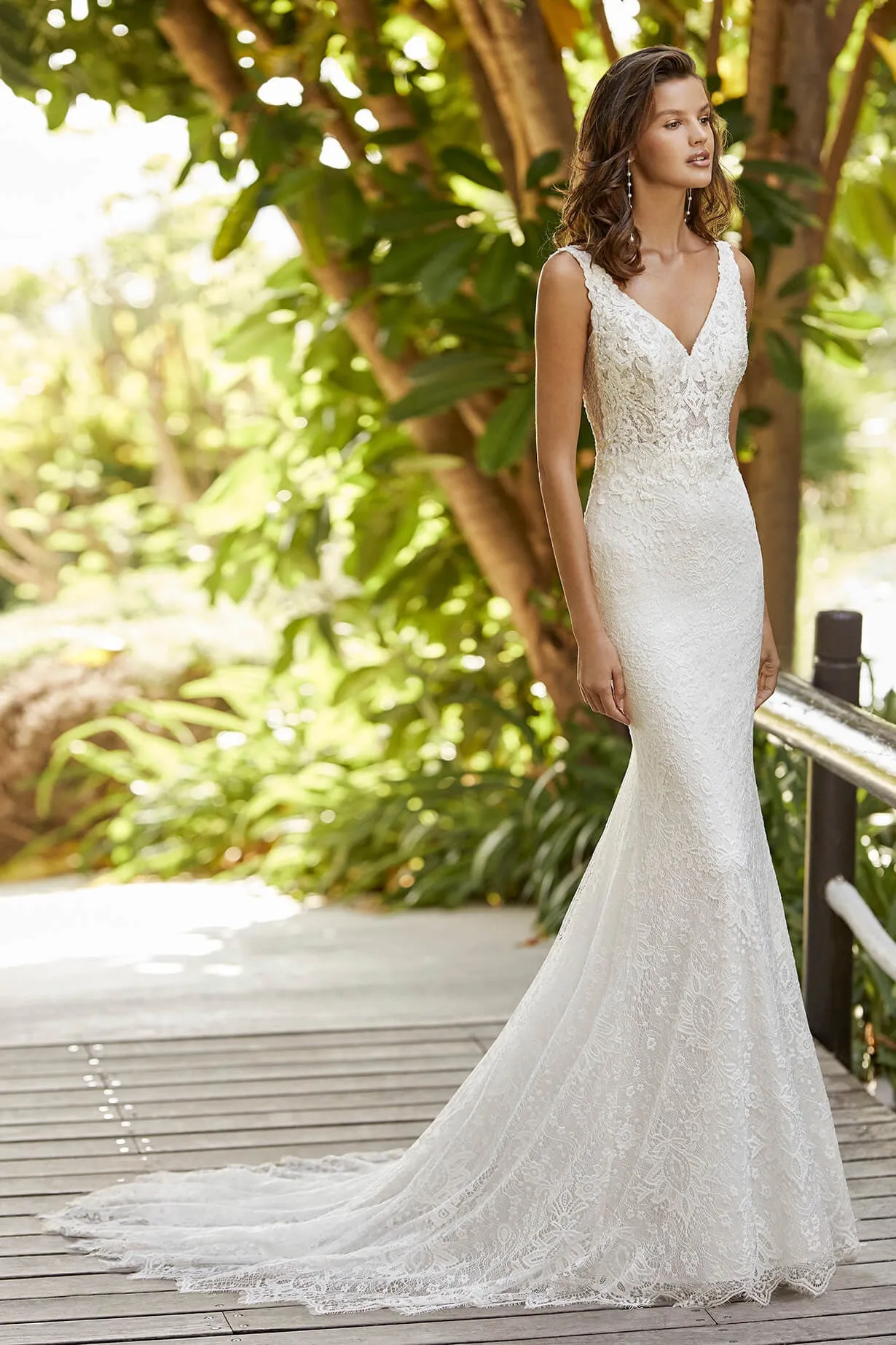 Elegant Sleeveless And Open Back V-neck Lace Mermaid Wedding Dress With Court Train-715885