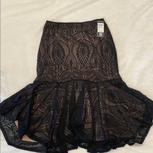 Guess NWT Elegant Black and nude Lace Skirt medium