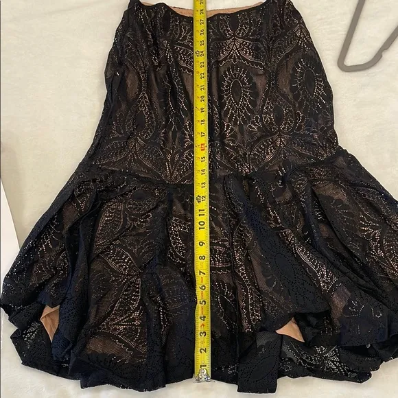 Guess NWT Elegant Black and nude Lace Skirt medium