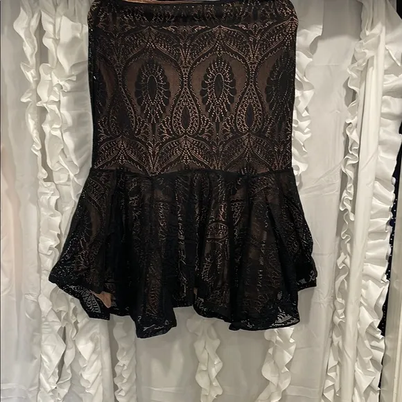 Guess NWT Elegant Black and nude Lace Skirt medium