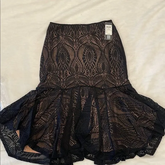 Guess NWT Elegant Black and nude Lace Skirt medium