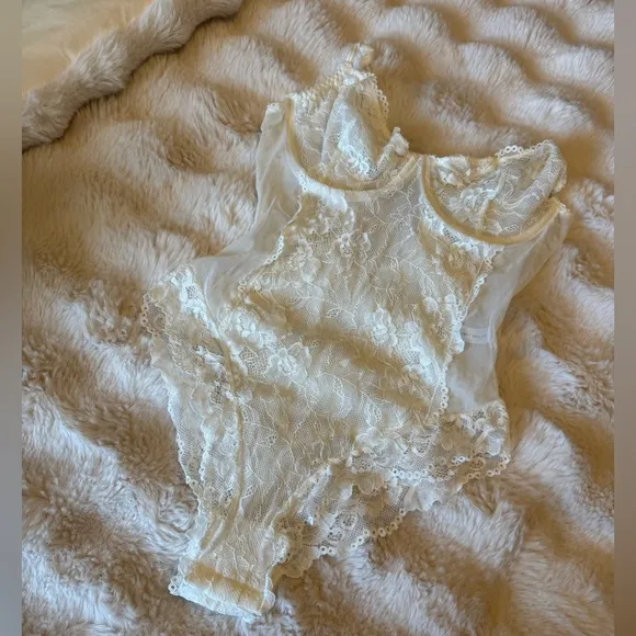 Kay the label Elodie Elegant White Lace Bodysuit