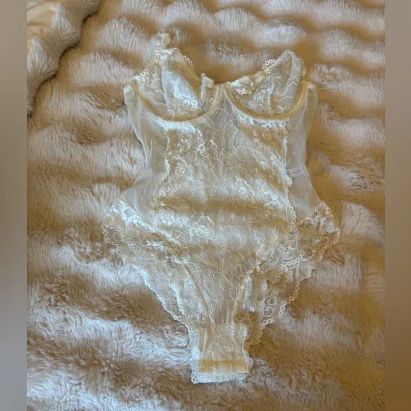 Kay the label Elodie Elegant White Lace Bodysuit