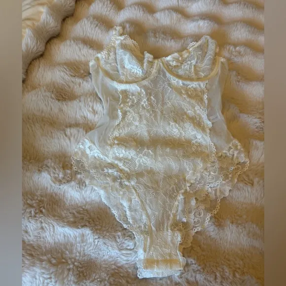 Kay the label Elodie Elegant White Lace Bodysuit