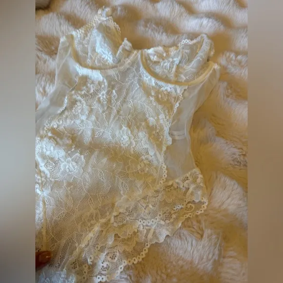 Kay the label Elodie Elegant White Lace Bodysuit