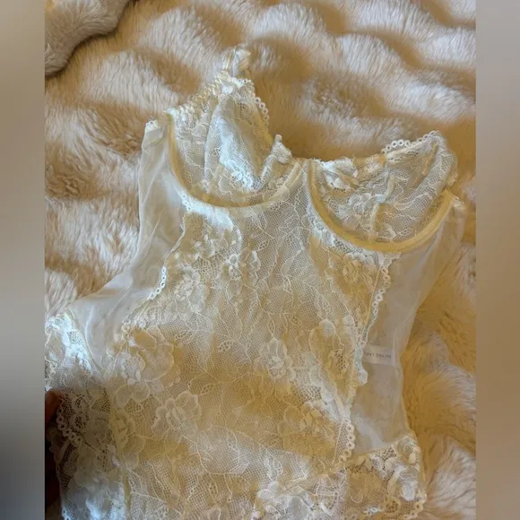 Kay the label Elodie Elegant White Lace Bodysuit
