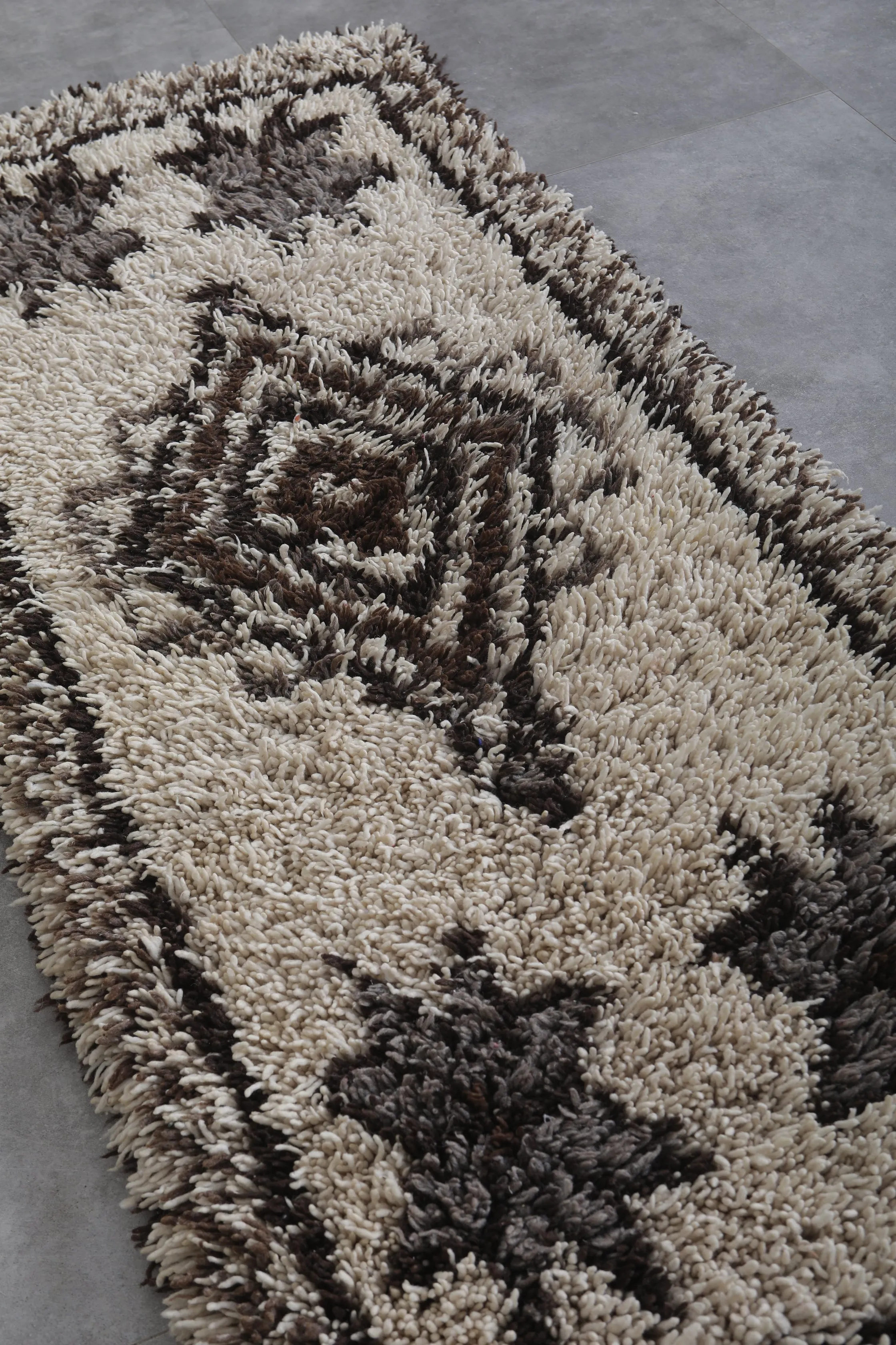 Moroccan Rug - Handwoven 2.6ft x 6.5ft | Elegant Berber Motif