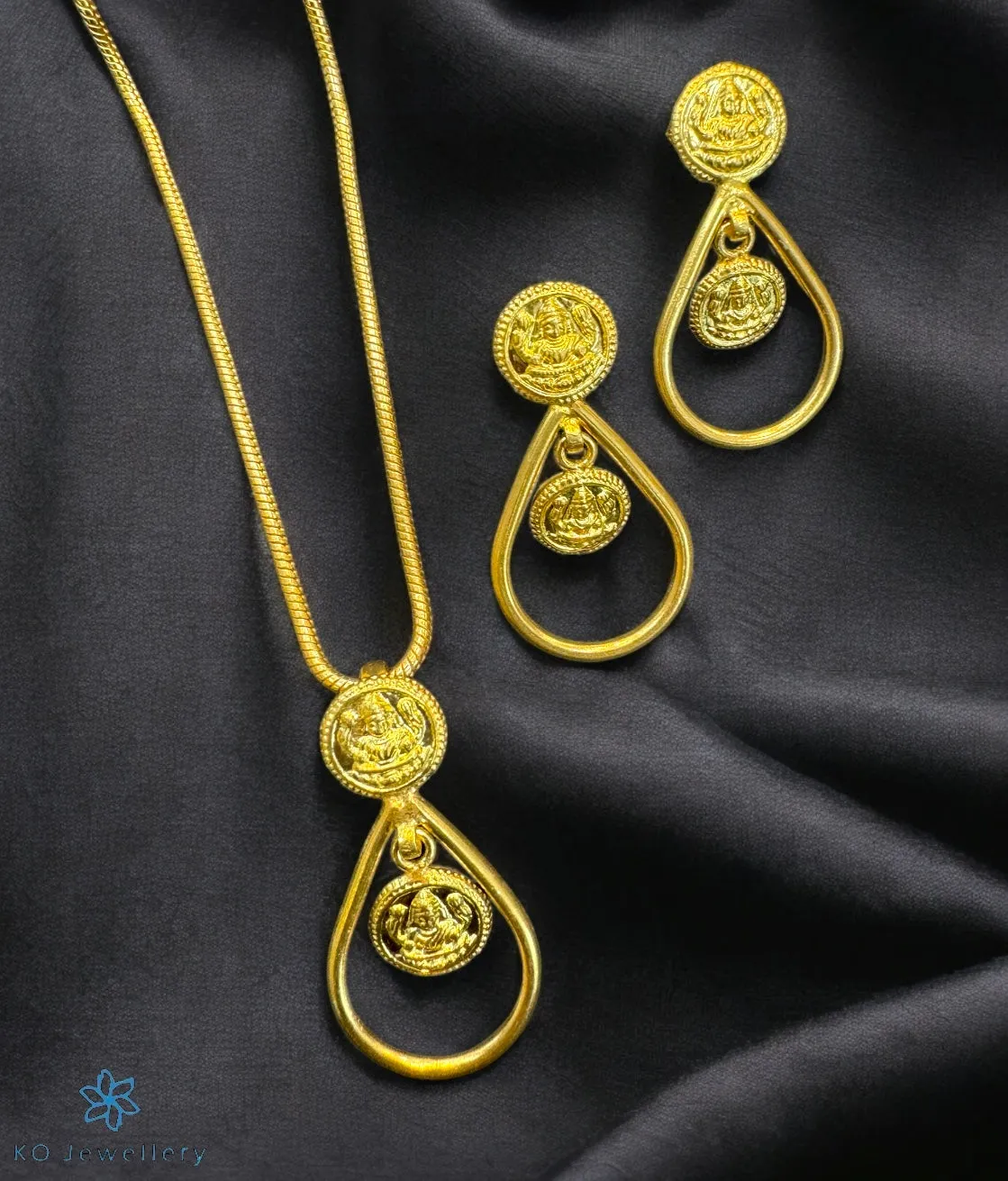 The Silver Lakshmi Pendant Set