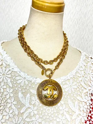 Vintage CHANEL golden necklace with a large cutout round CC mark pendant top. Classic and simple jewelry. Beautiful jewelry piece. 050816ys1