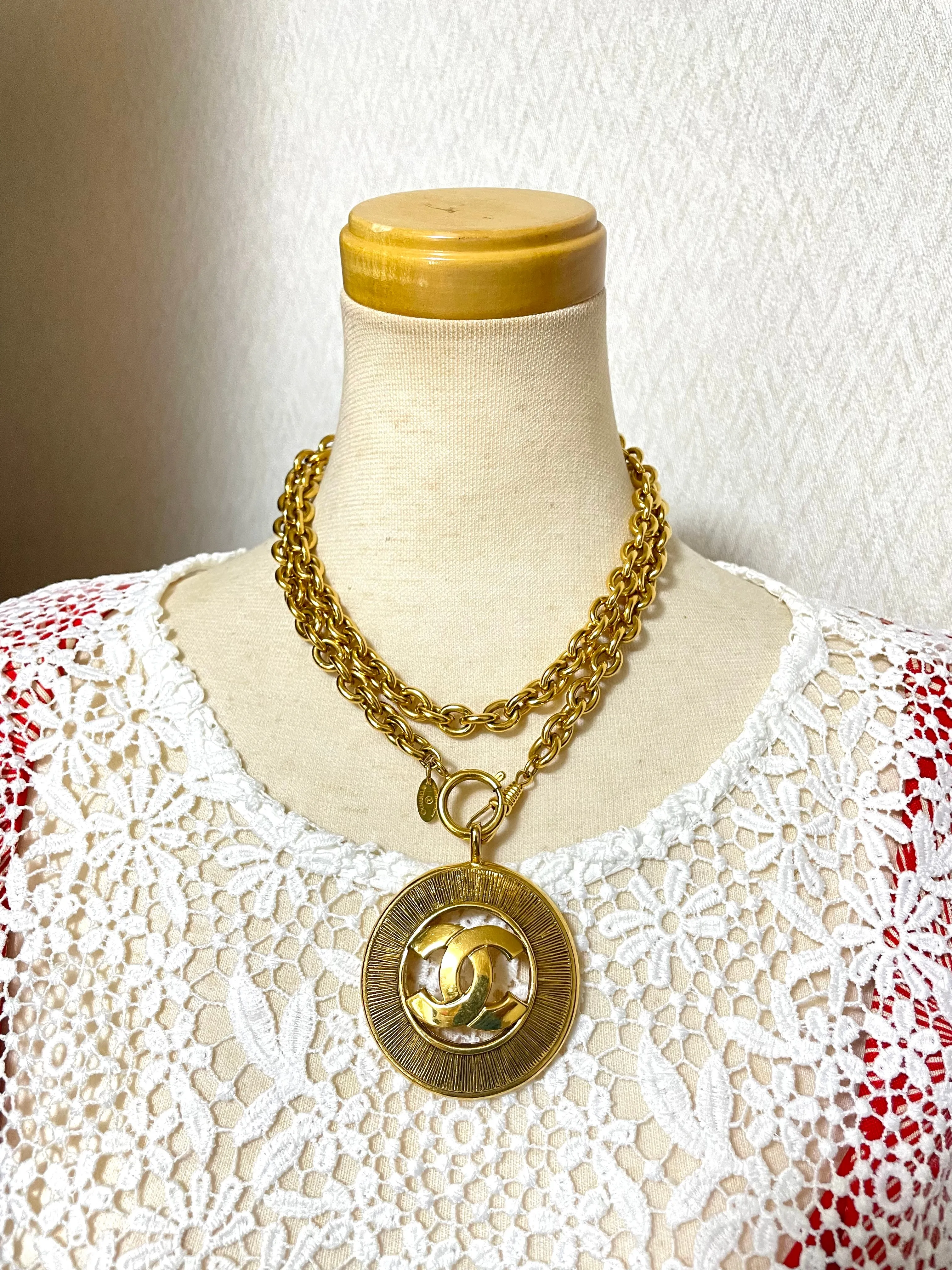 Vintage CHANEL golden necklace with a large cutout round CC mark pendant top. Classic and simple jewelry. Beautiful jewelry piece. 050816ys1