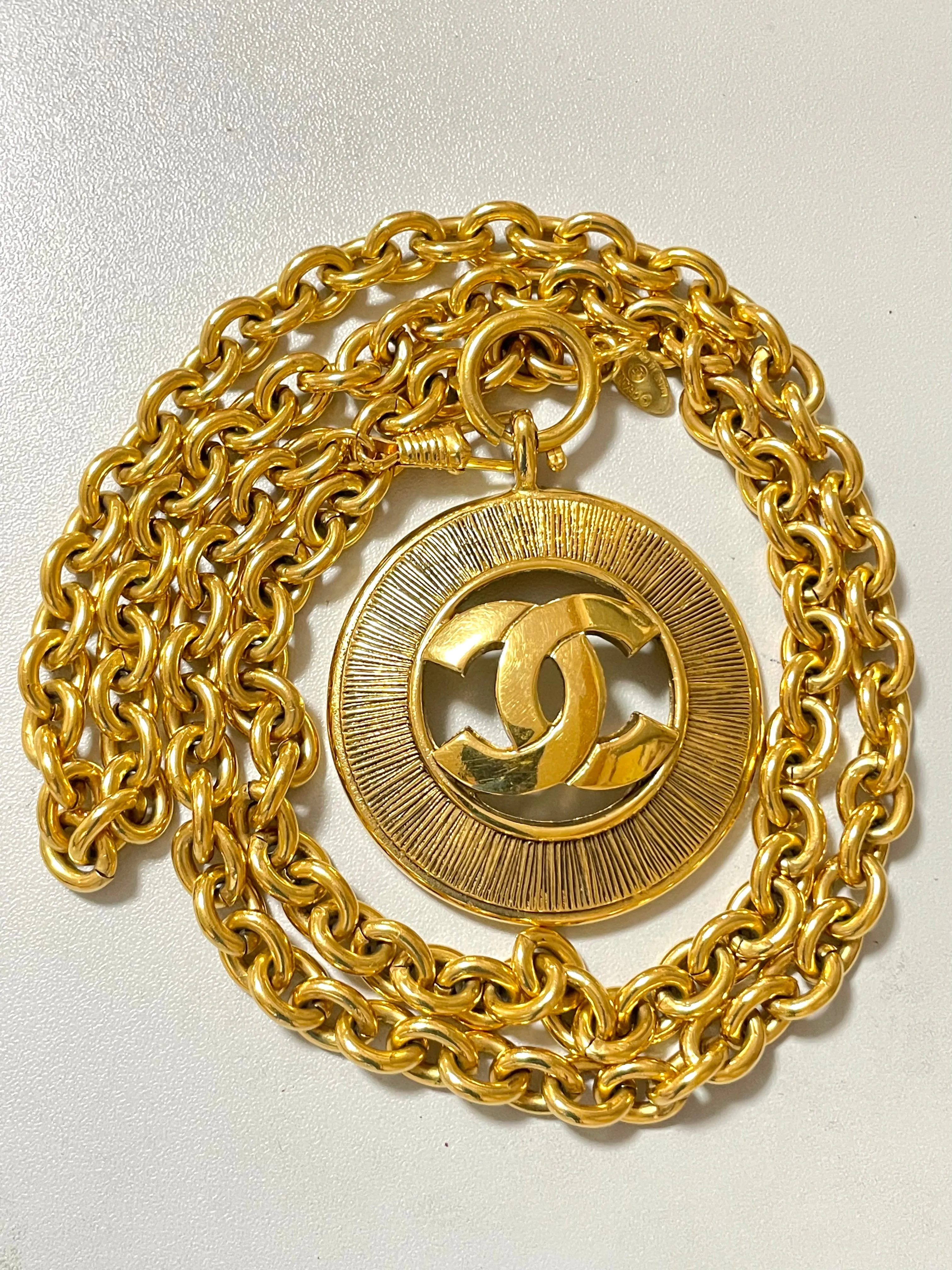 Vintage CHANEL golden necklace with a large cutout round CC mark pendant top. Classic and simple jewelry. Beautiful jewelry piece. 050816ys1
