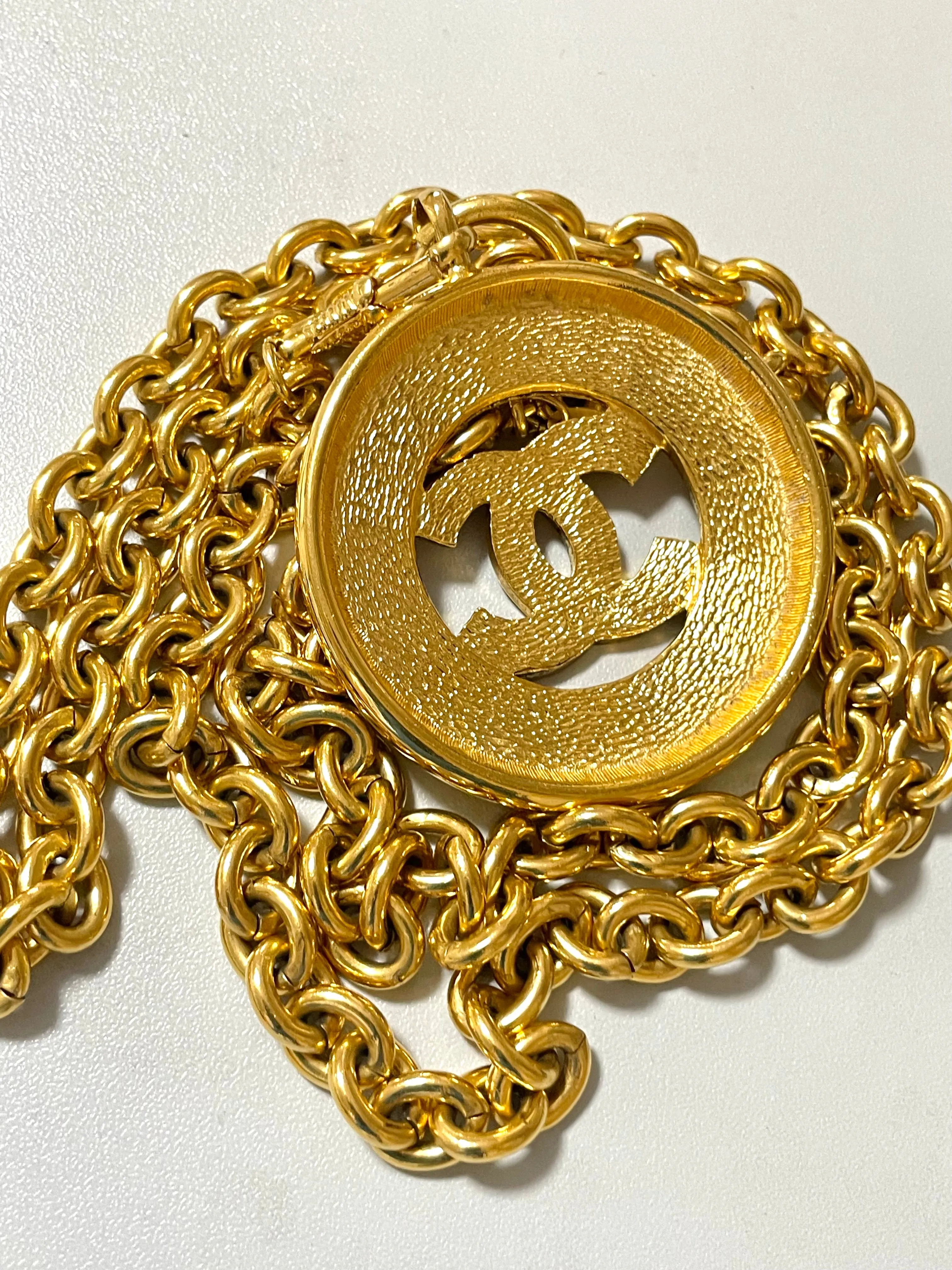 Vintage CHANEL golden necklace with a large cutout round CC mark pendant top. Classic and simple jewelry. Beautiful jewelry piece. 050816ys1