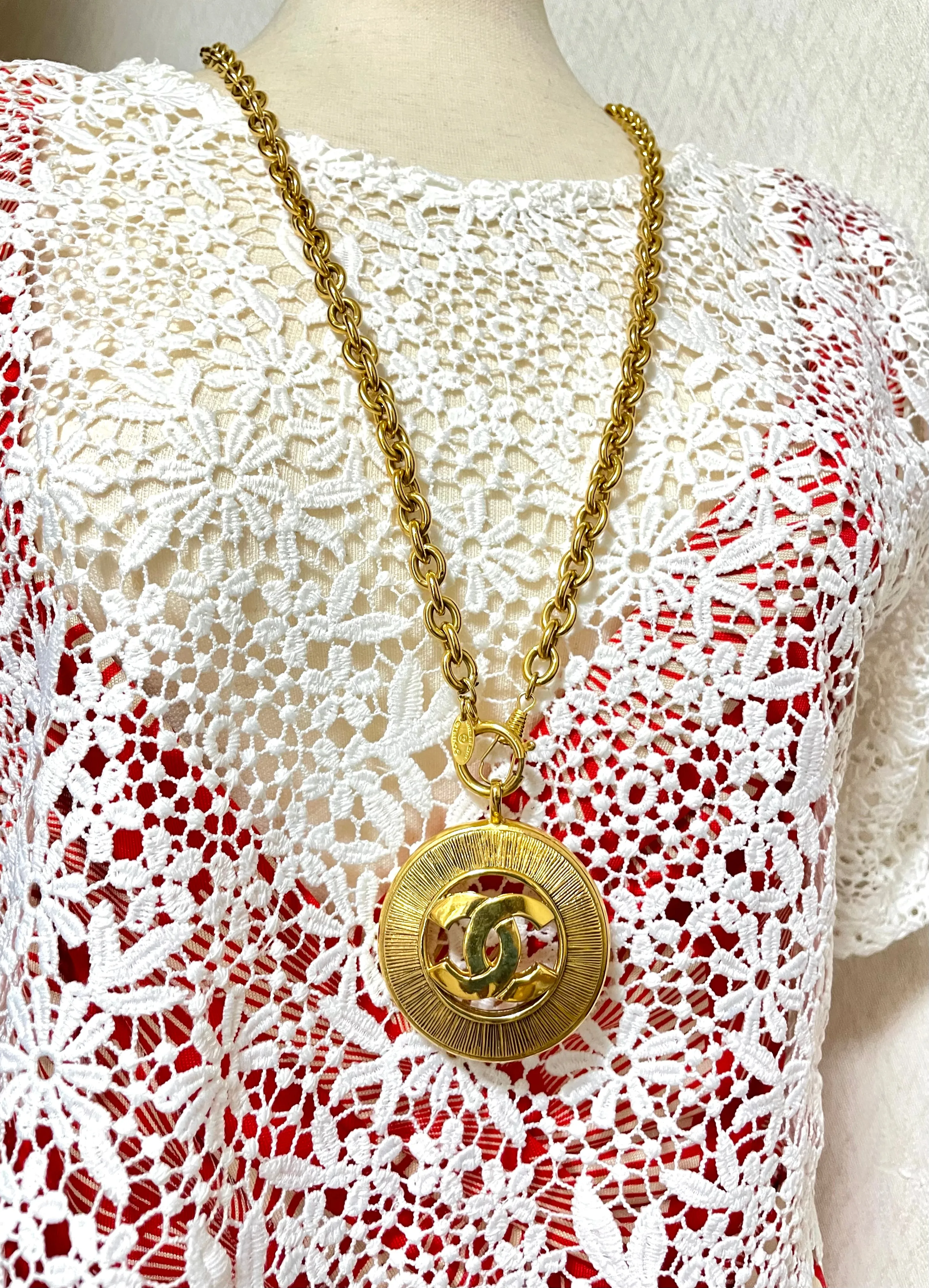 Vintage CHANEL golden necklace with a large cutout round CC mark pendant top. Classic and simple jewelry. Beautiful jewelry piece. 050816ys1