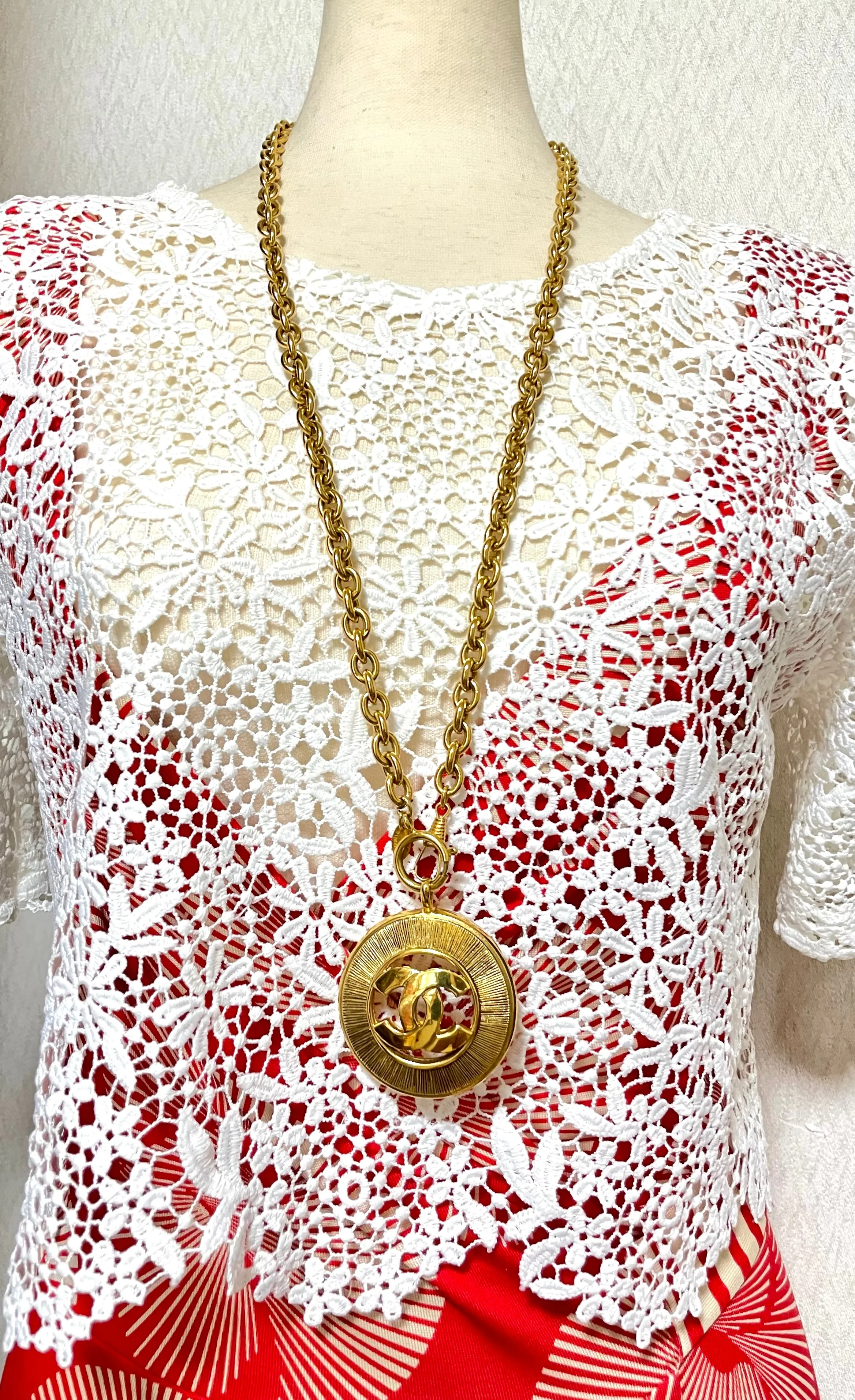 Vintage CHANEL golden necklace with a large cutout round CC mark pendant top. Classic and simple jewelry. Beautiful jewelry piece. 050816ys1