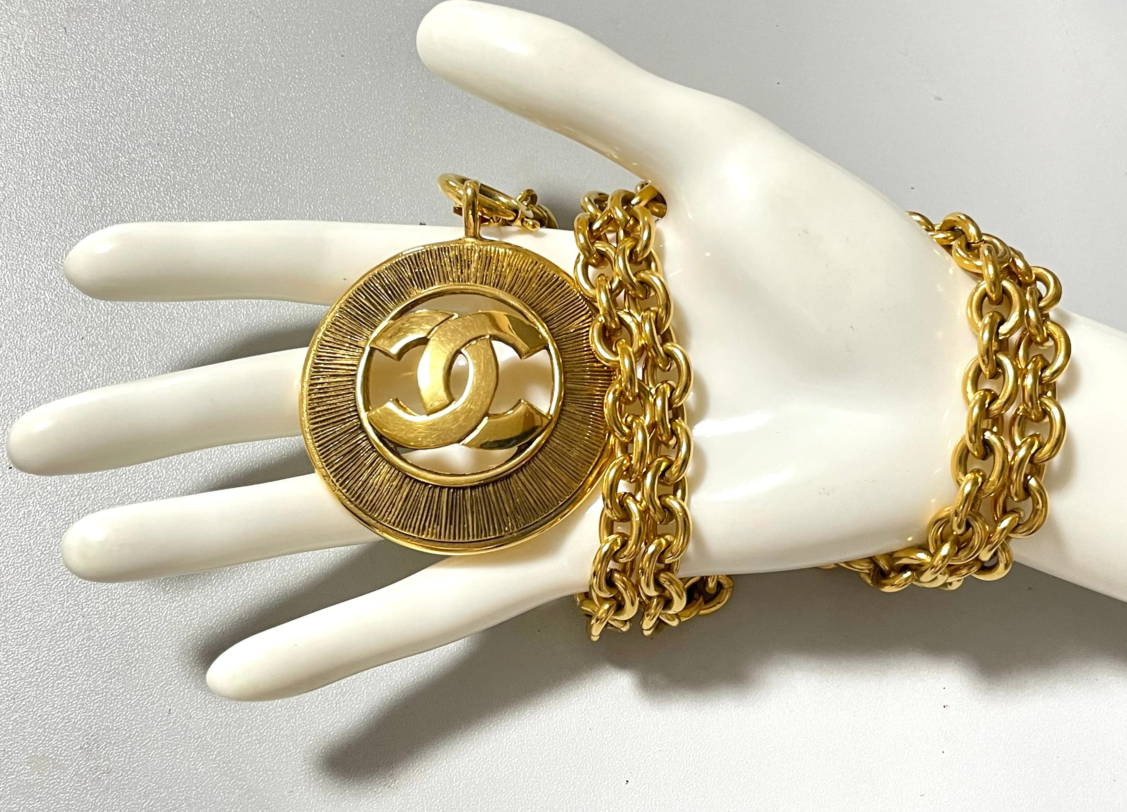 Vintage CHANEL golden necklace with a large cutout round CC mark pendant top. Classic and simple jewelry. Beautiful jewelry piece. 050816ys1