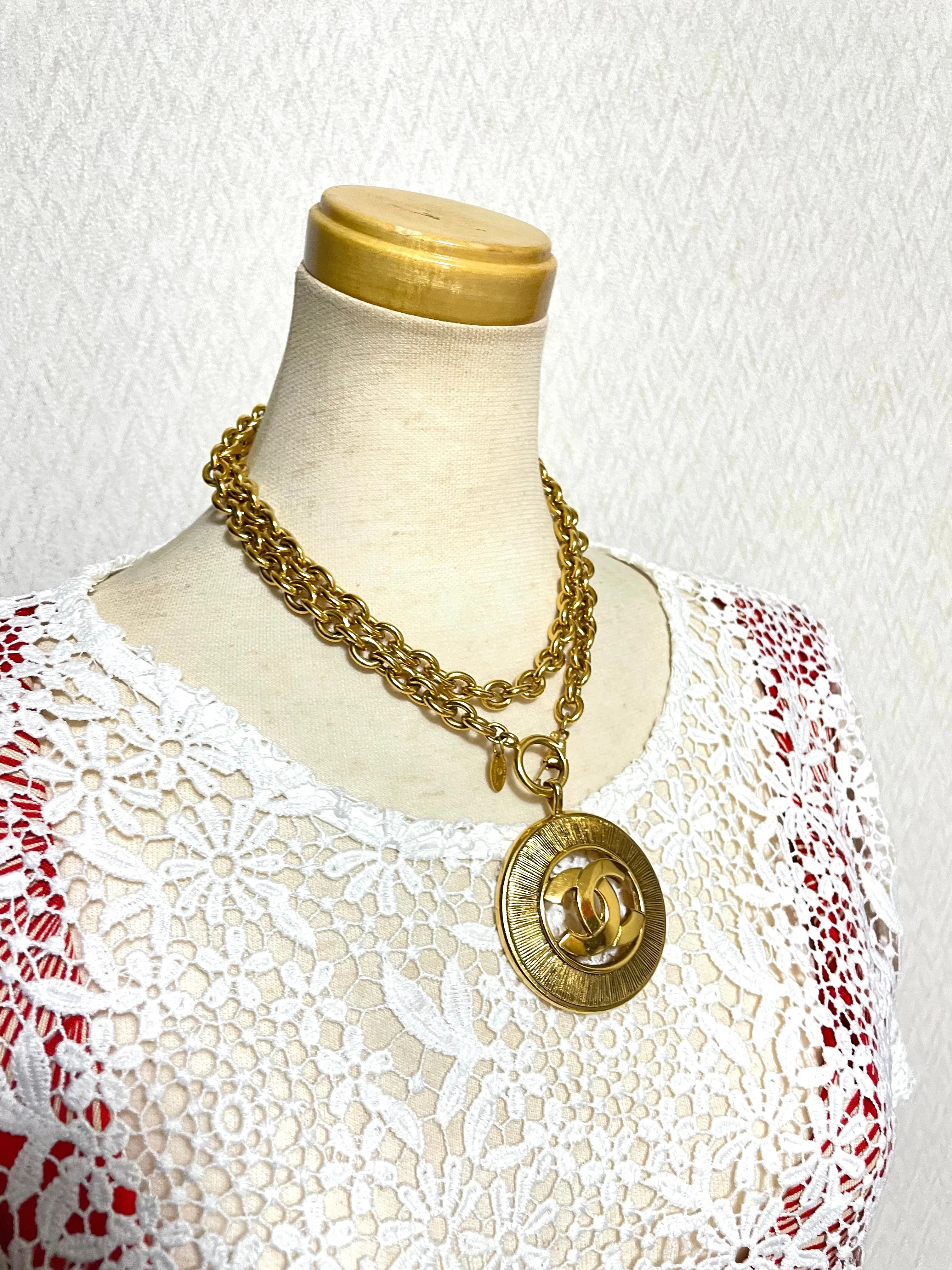 Vintage CHANEL golden necklace with a large cutout round CC mark pendant top. Classic and simple jewelry. Beautiful jewelry piece. 050816ys1
