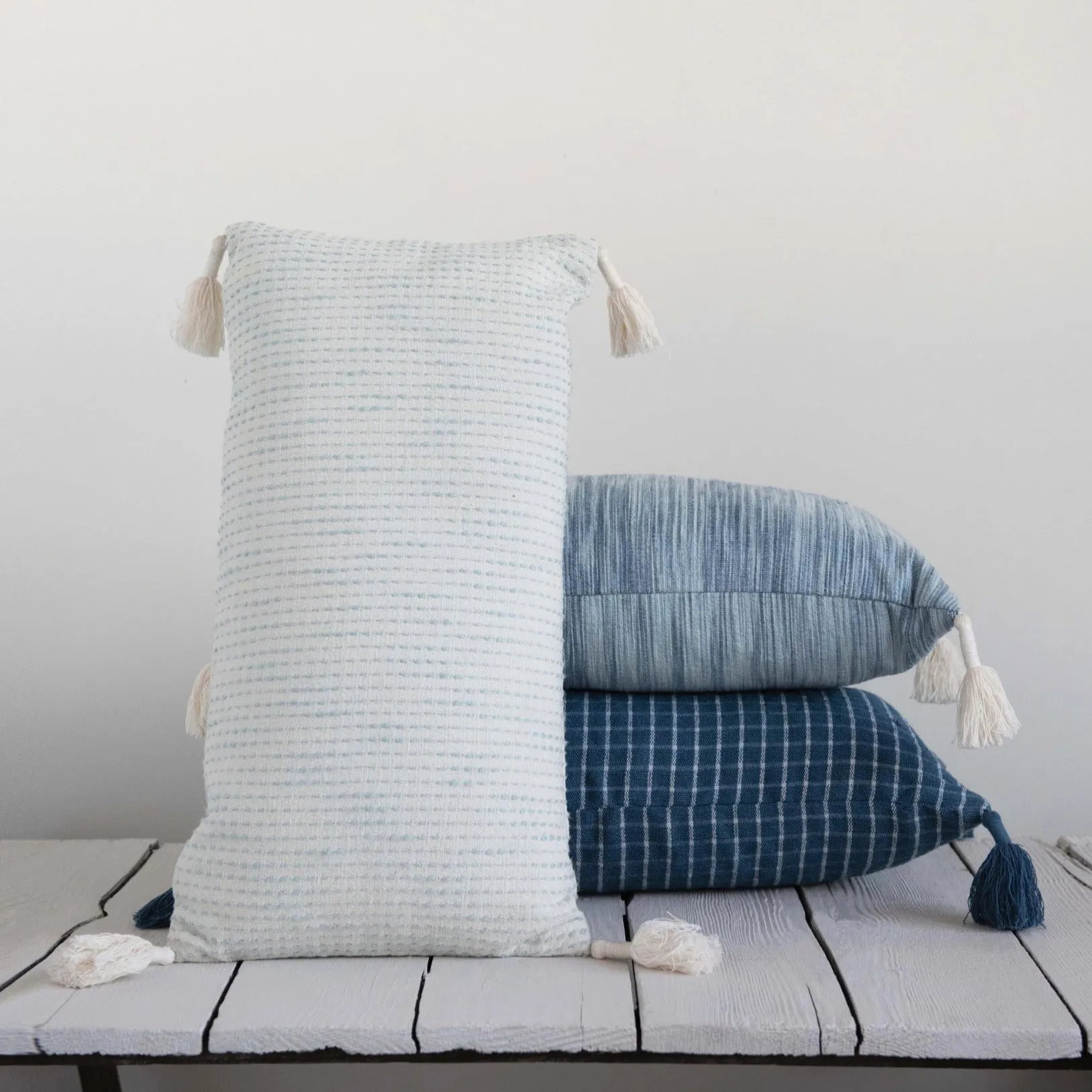 WOVEN COTTON LUMBAR PILLOW WITH TASSELS
